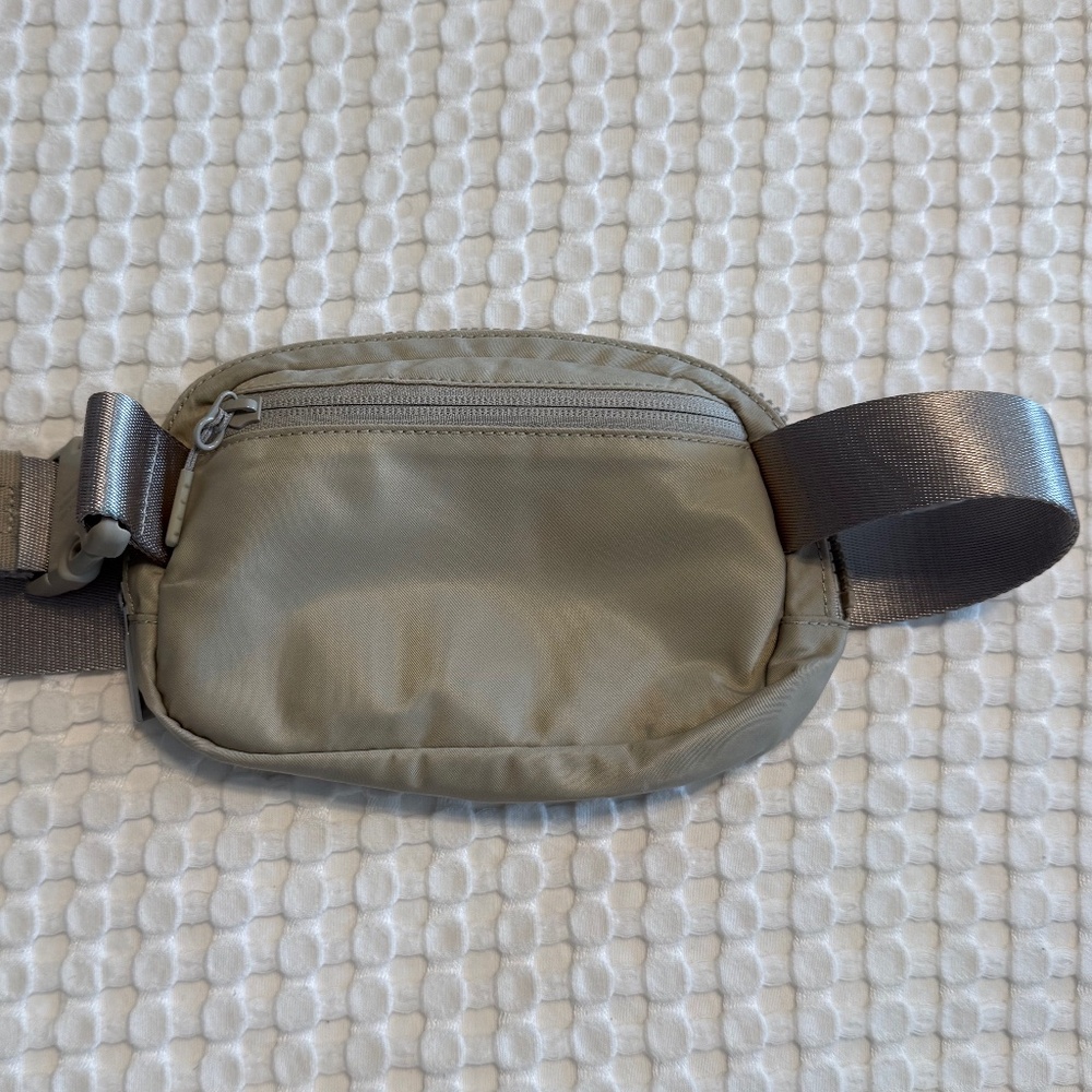Lululemon Penn State Everywhere Belt Bag in Raw Linen - Picture 3 of 7